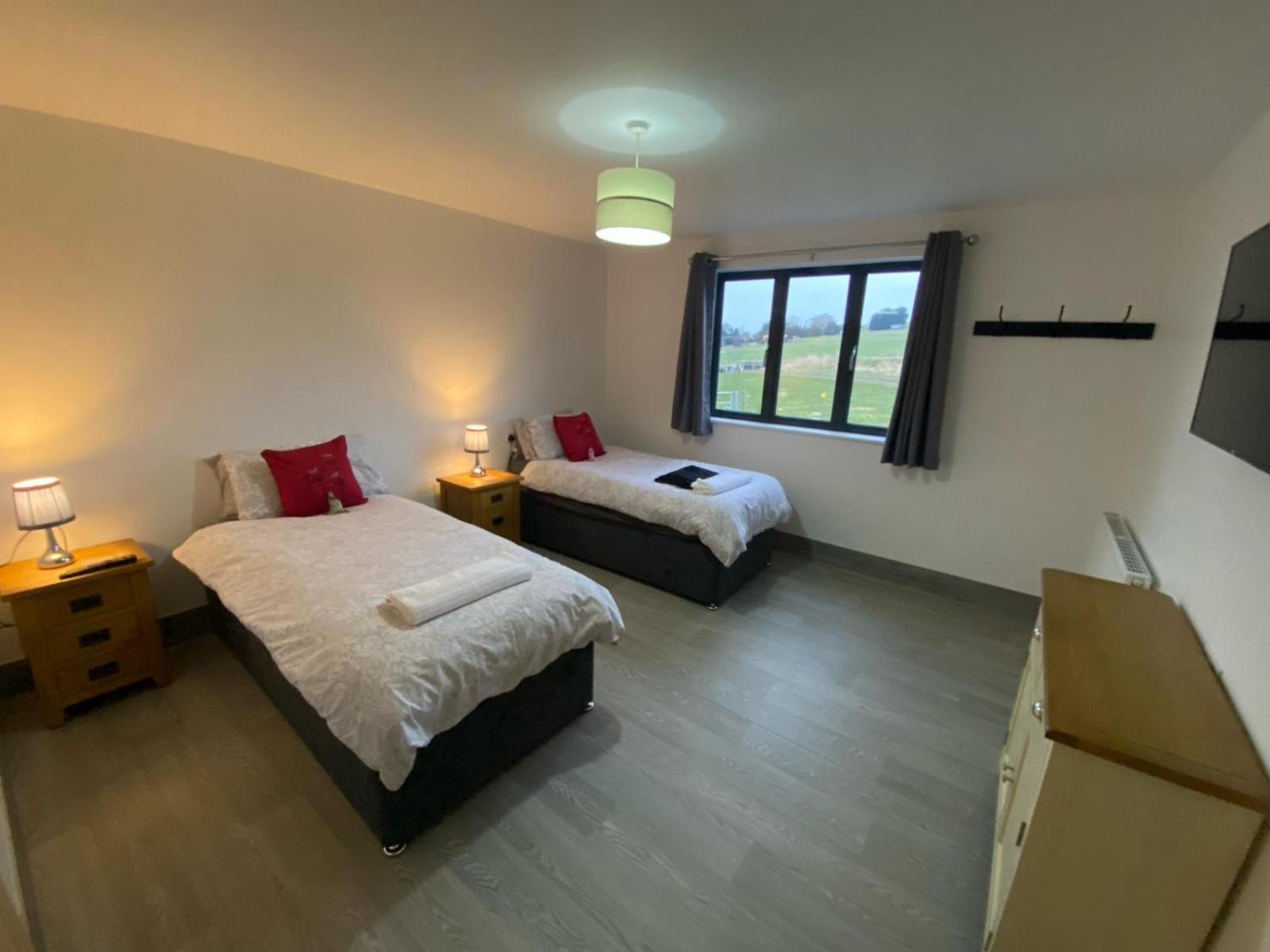 Fairview Farm Holiday Retreat: Luxury Lodges in Nottinghamshire Countryside Exterior photo